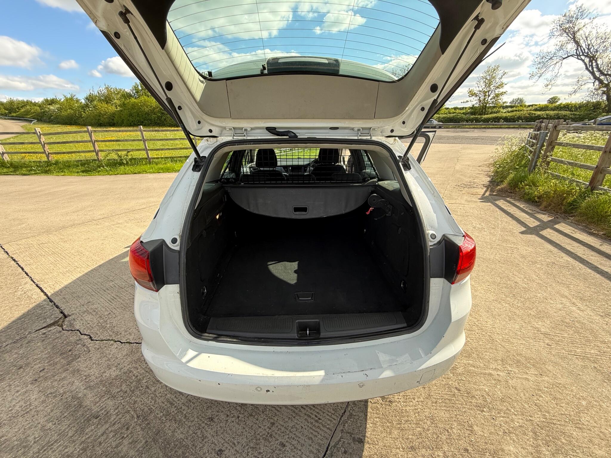 Vauxhall Astra 1.6 CDTi Tech Line Sports Tourer Euro 6 (s/s) 5dr — photo 100 of 104